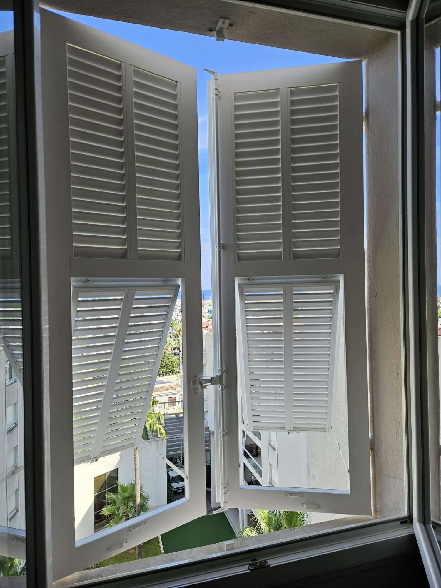 Volets battants aluminium posés sur une maison de charme à Antibes - At Home France
