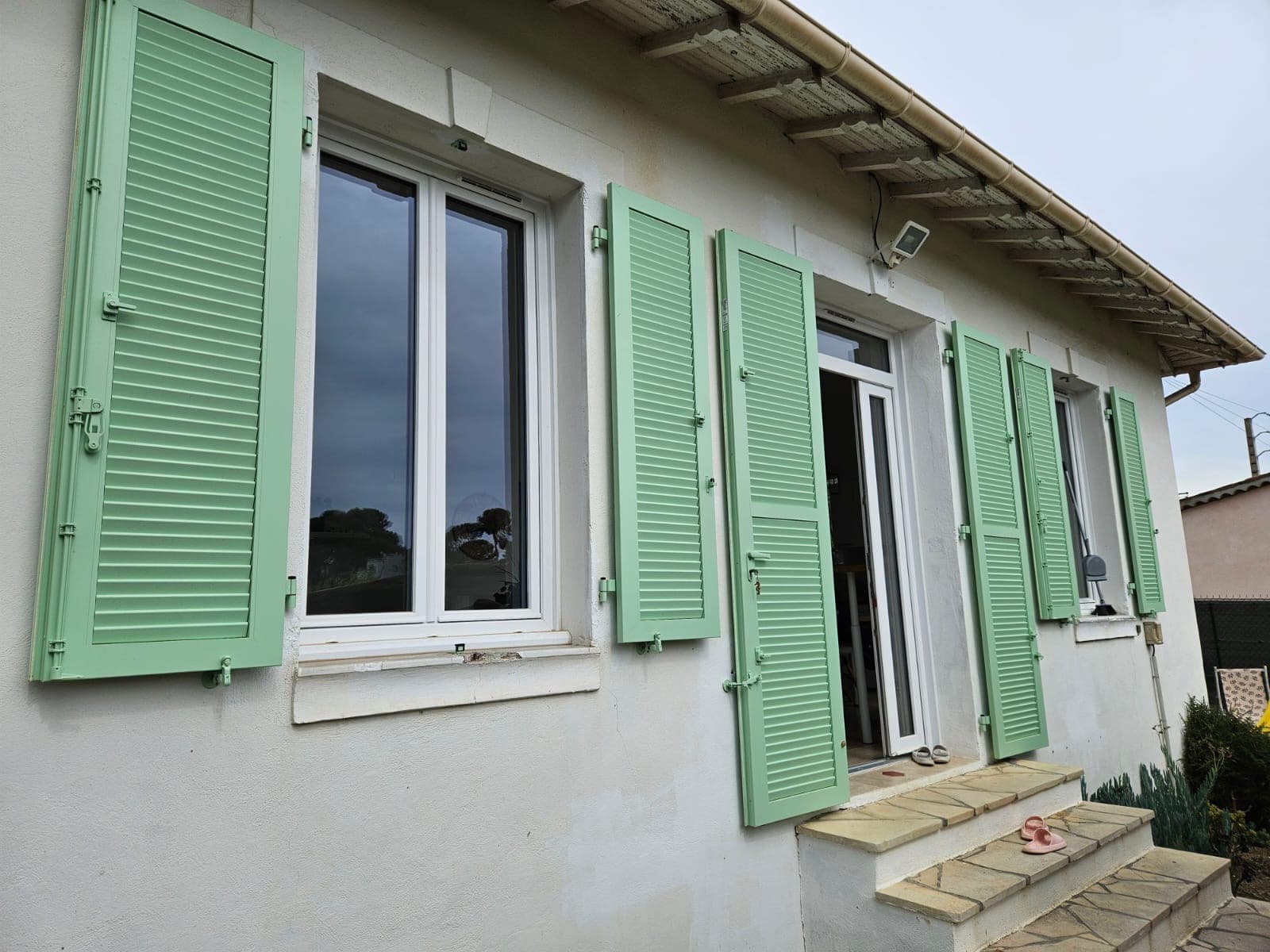 Volets aluminium orientables verts sur une bastide provençale à Antibes - At Home France
