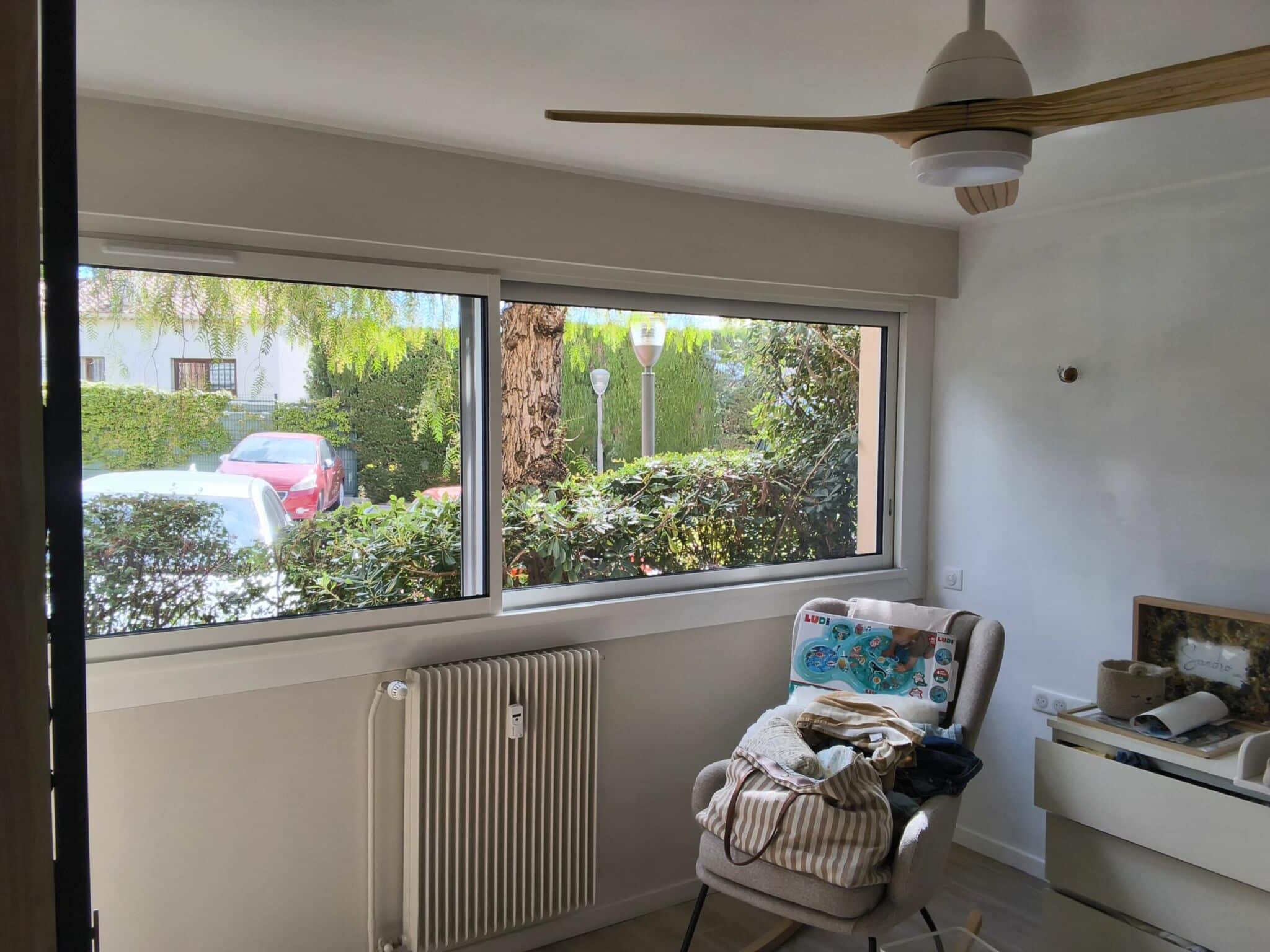 Fenêtres aluminium installées dans un appartement à Antibes - At Home France