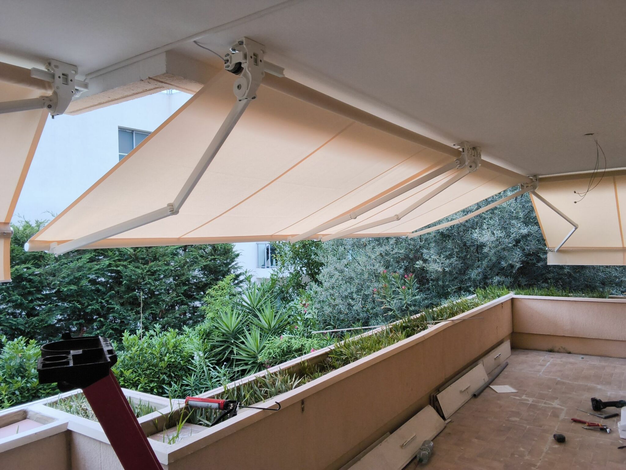 Appartement à Antibes — Store banne écru sur terrasse Store banne écru installé sur une terrasse d'appartement à Antibes - At Home France