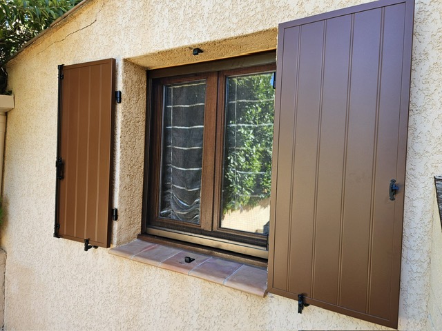 Volets pleins aluminium installés sur une villa à Grasse - At Home France
