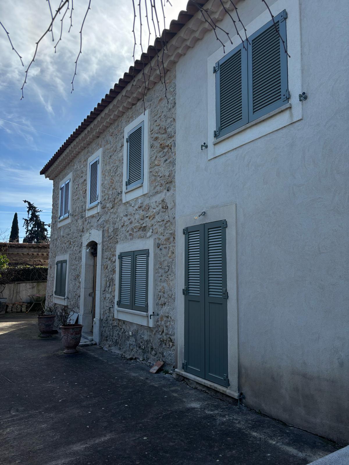 Remplacement complet des volets aluminium d'une villa à Grasse - At Home France