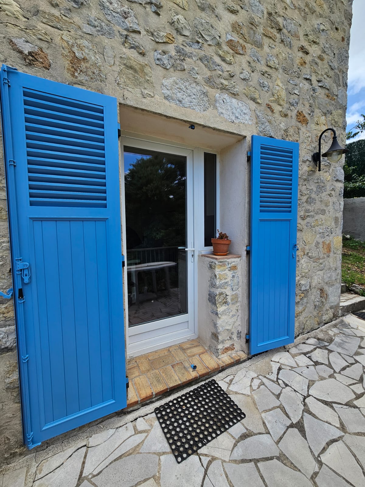 Changement complet des volets aluminium sur une maison provençale à Grasse - At Home France