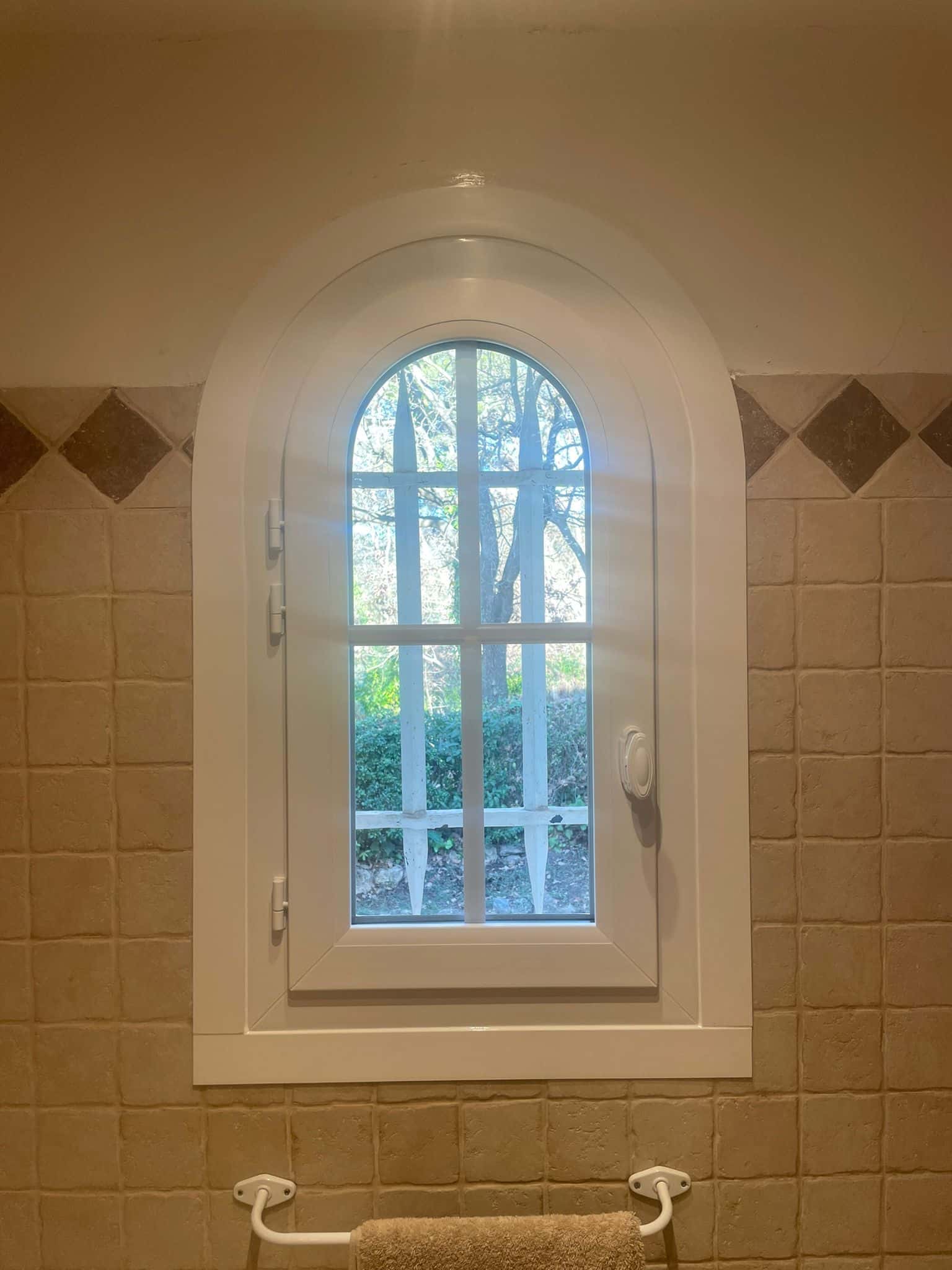 Plusieurs fenêtres PVC installées sur une maison à Mougins - At Home France