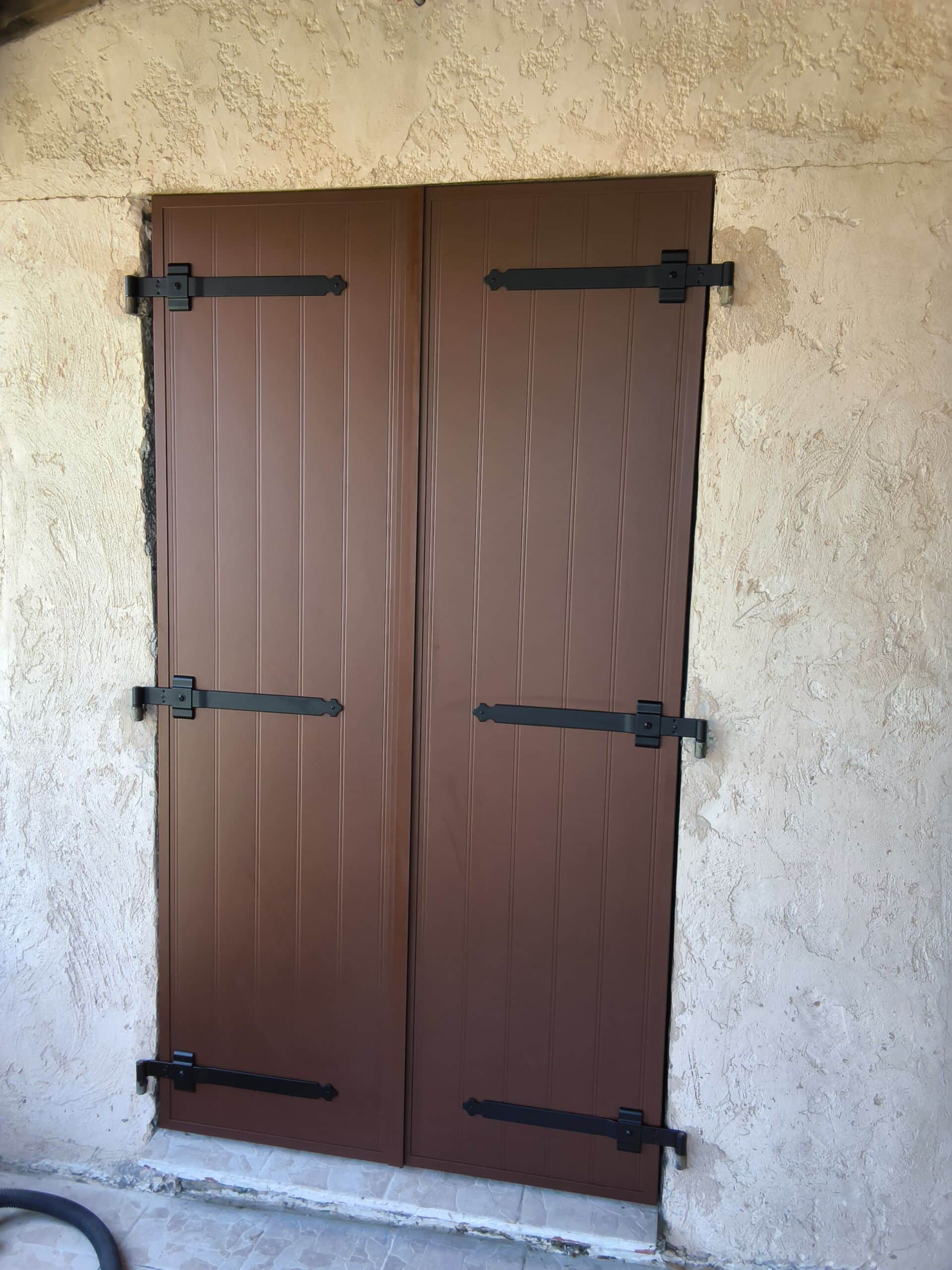 Volets battants aluminium pleins sur mesure – At Home France