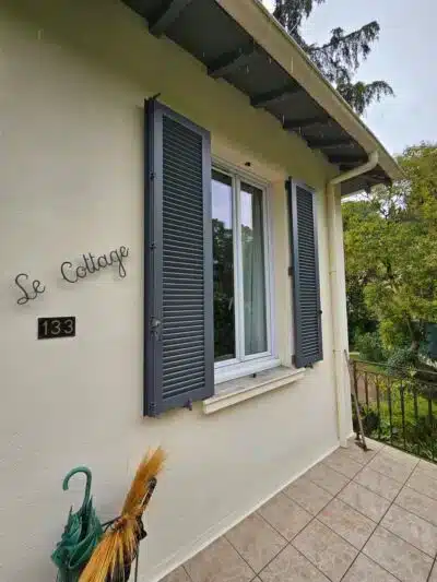 Volets battants aluminium extrudés gris posés sur une maison de charme à Mougins