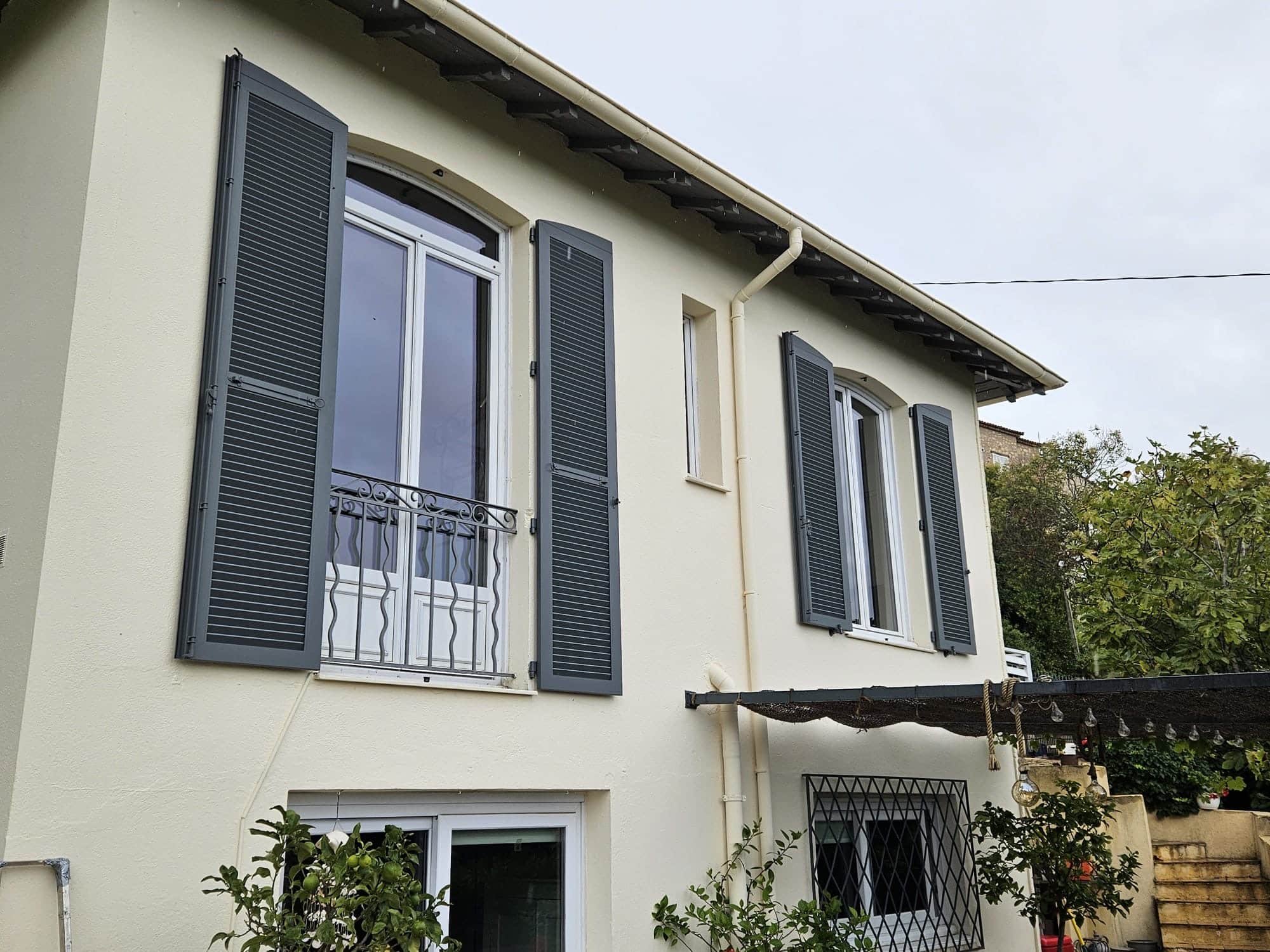 Changement de 6 paires de volets aluminium cintrés sur une bastide provençale à Mougins - At Home France