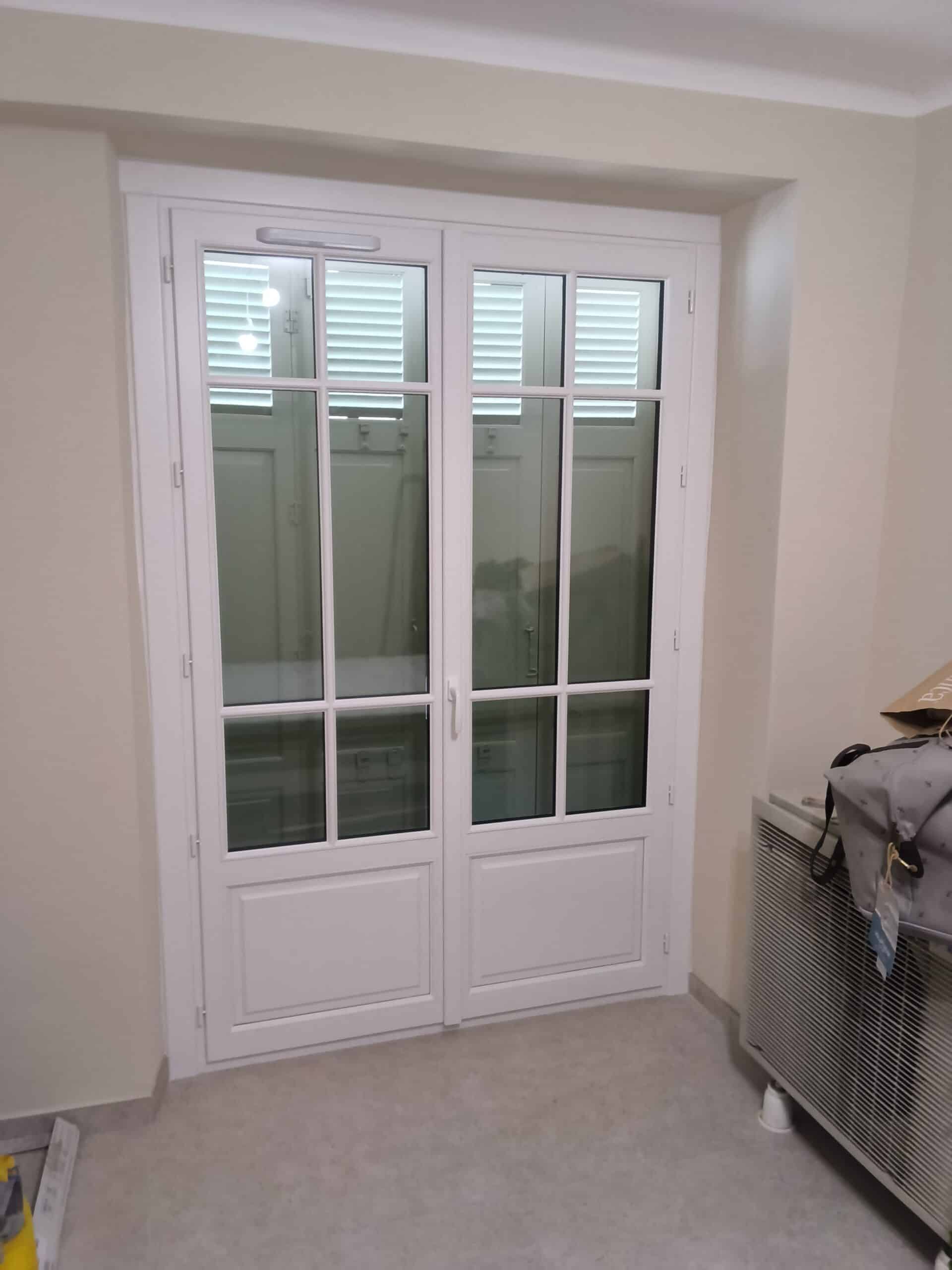 Fenêtres en bois installées dans un appartement front de mer à Antibes - At Home France