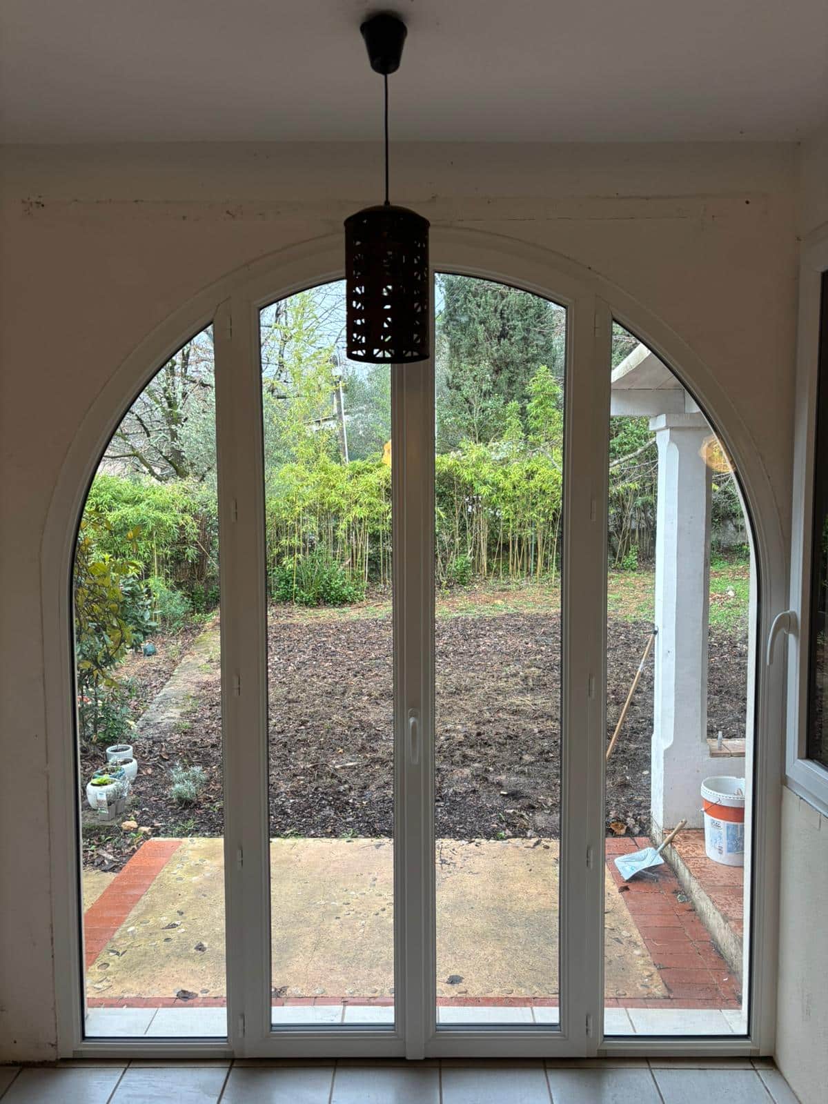 Fenêtre aluminium cintrée vue intérieure sur une maison provençale à Peymeinade - At Home France