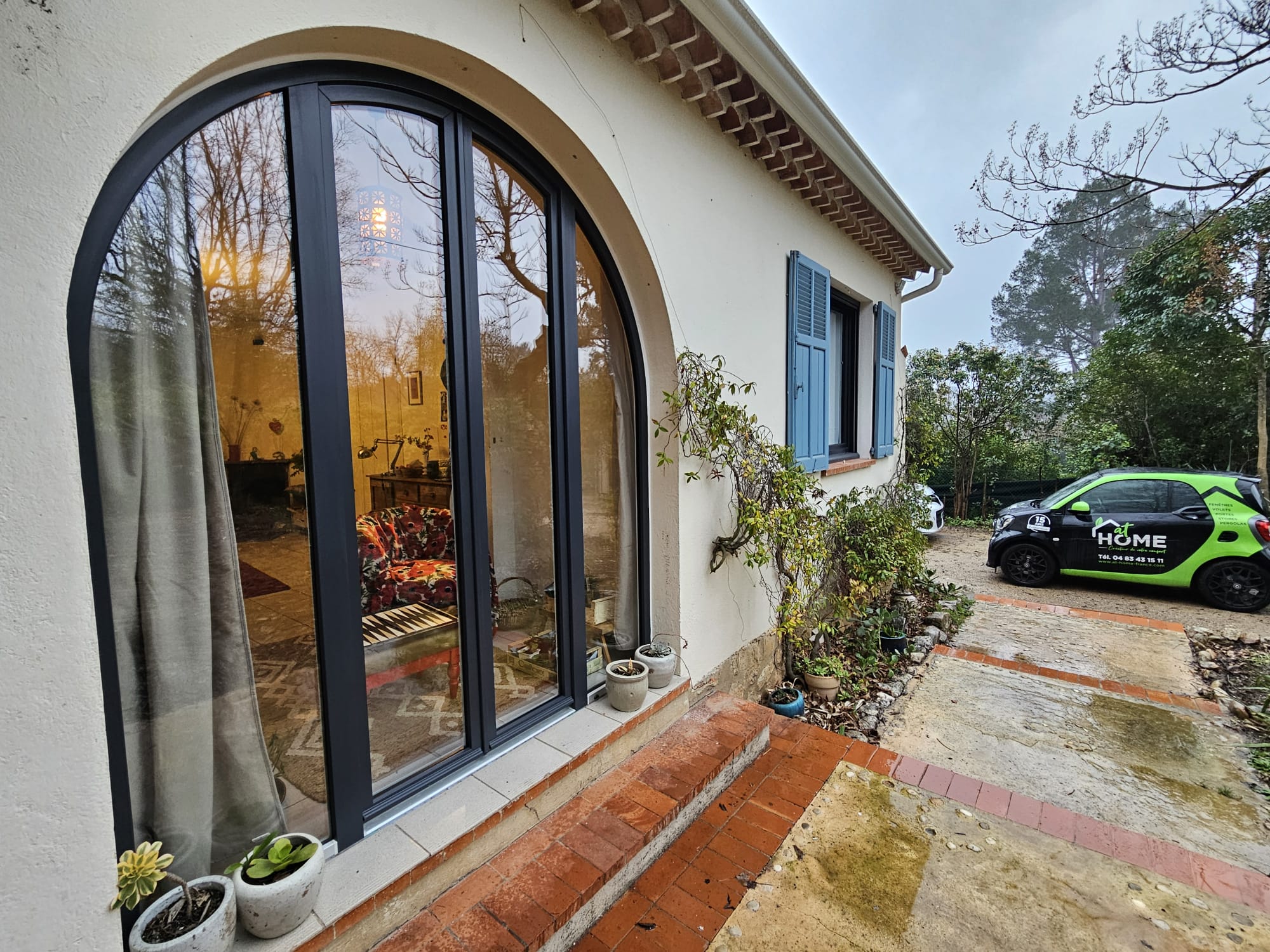 Fenêtre aluminium cintrée installée sur une maison à Peymeinade - At Home France