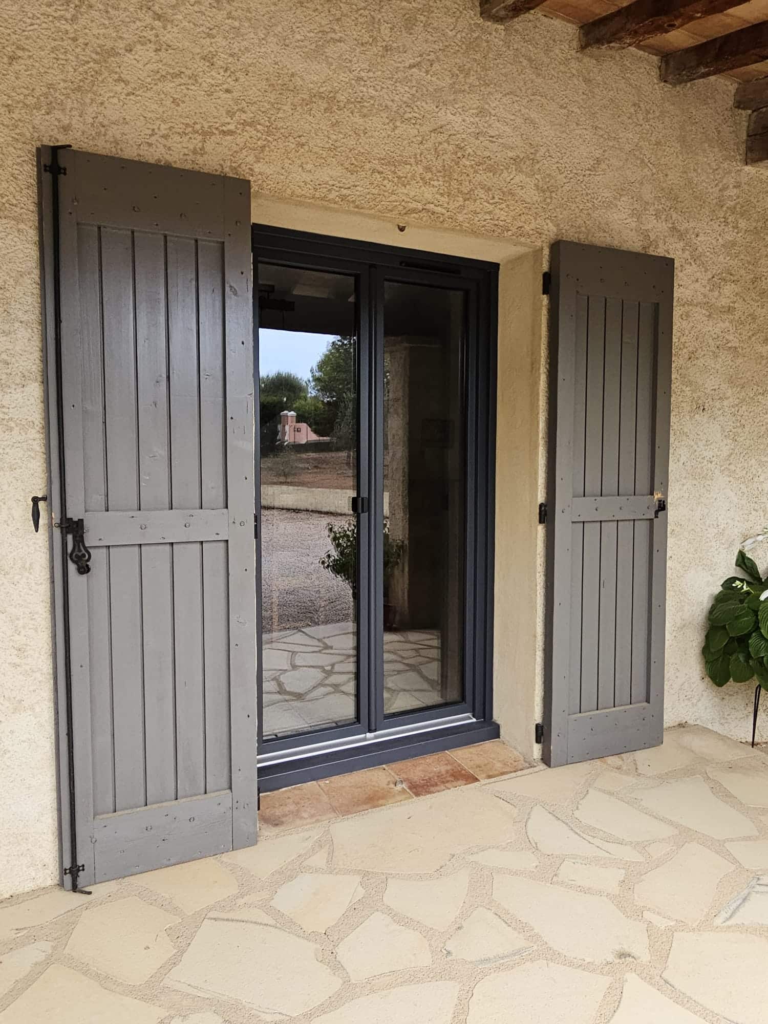 Fenêtre aluminium noire 2 vantaux installée sur une maison provençale à Peymeinade - At Home France