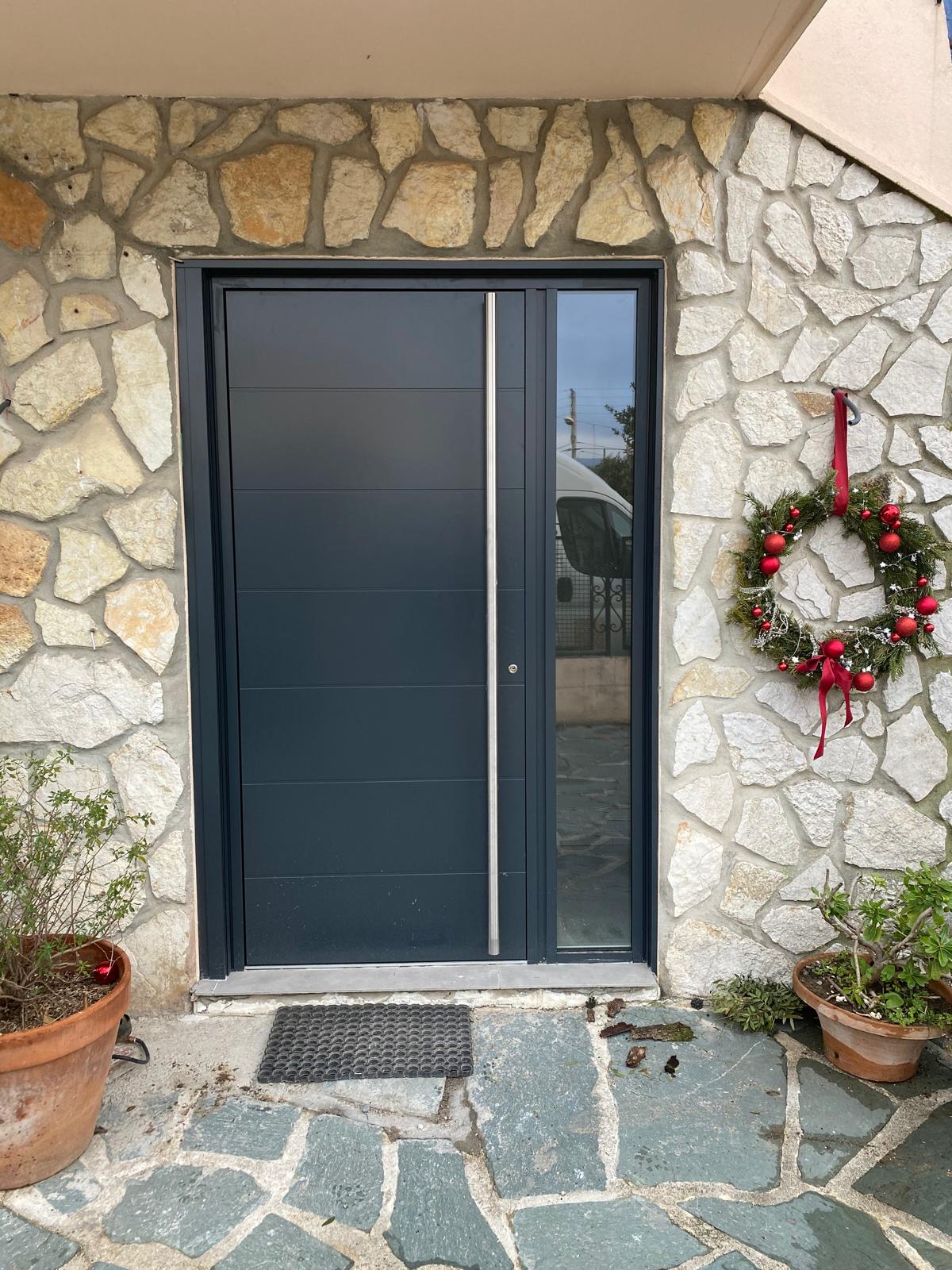 Porte d'entrée aluminium vue extérieure sur une maison provençale à Cagnes-sur-Mer - At Home France