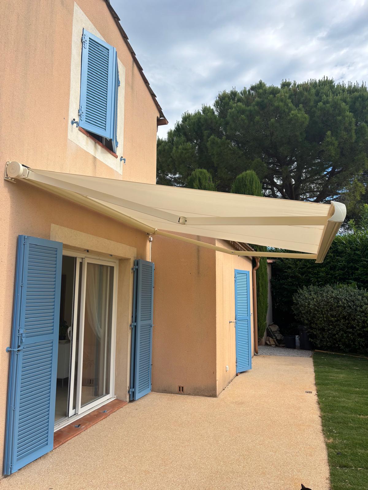 Store banne beige installé sur une maison provençale à Antibes - At Home France