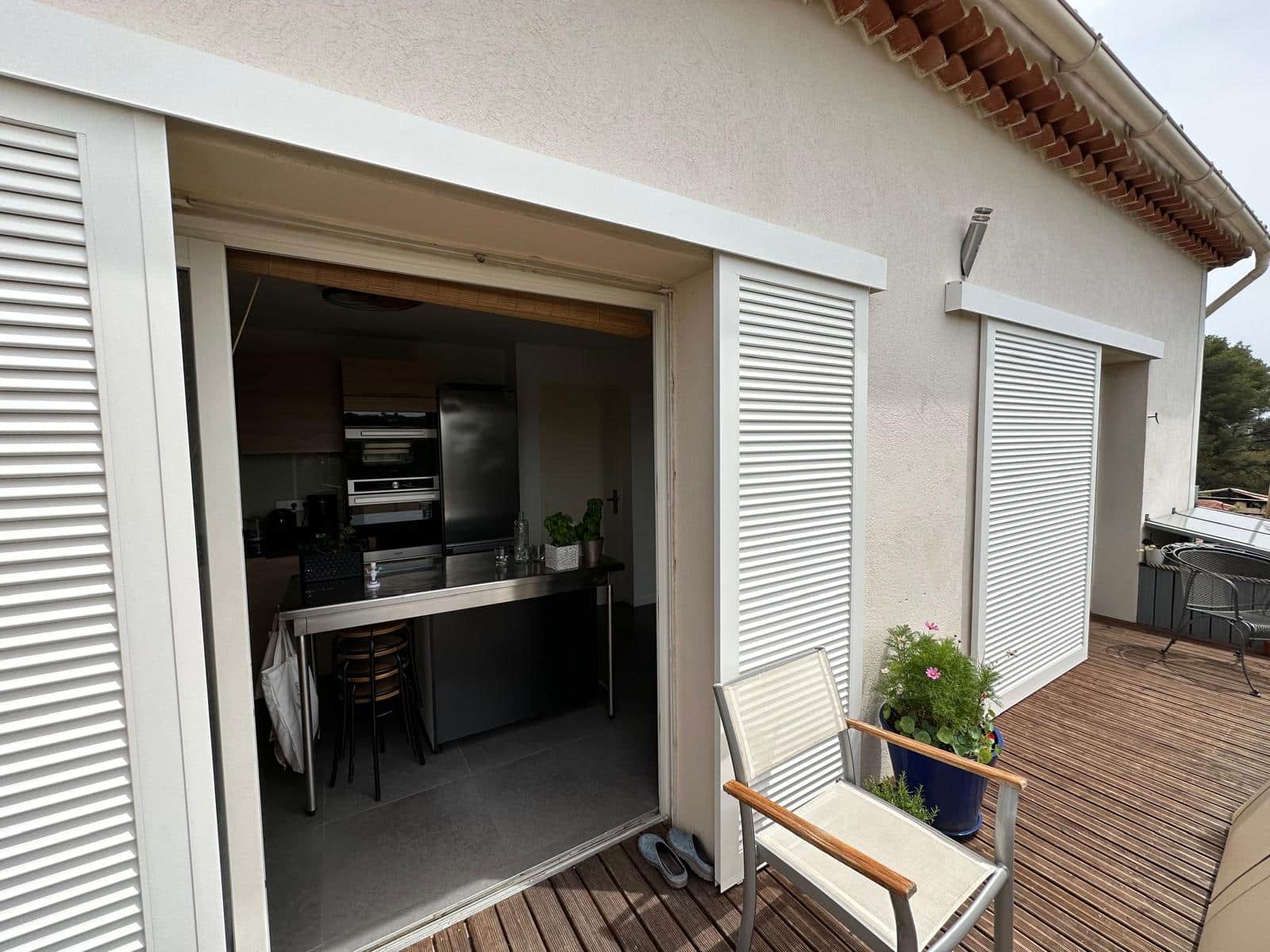 Volets aluminium coulissants blancs installés sur une villa provençale à Cagnes-sur-Mer - At Home France