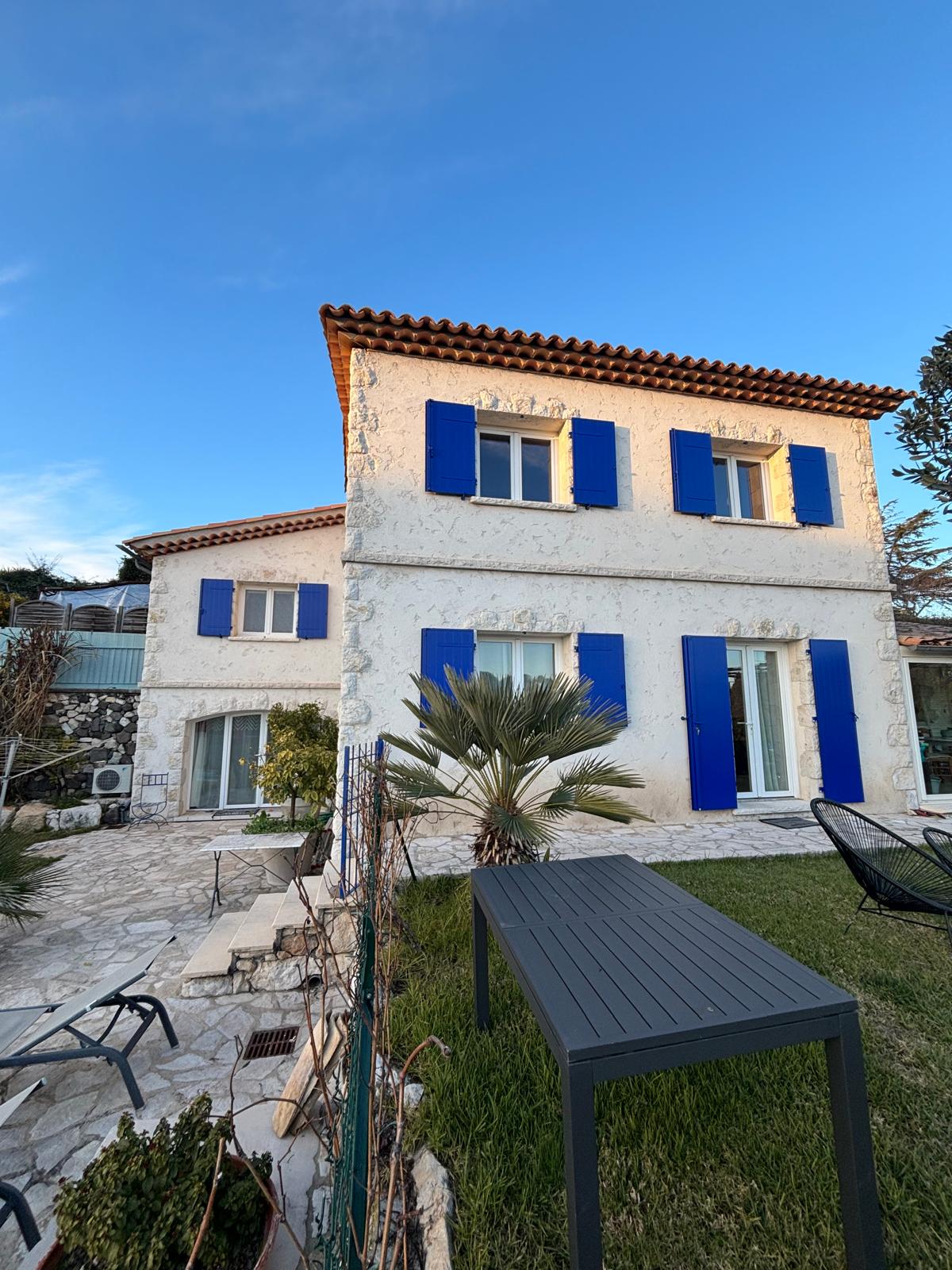 Volets battants aluminium bleus posés sur une maison provençale à Antibes - At Home France