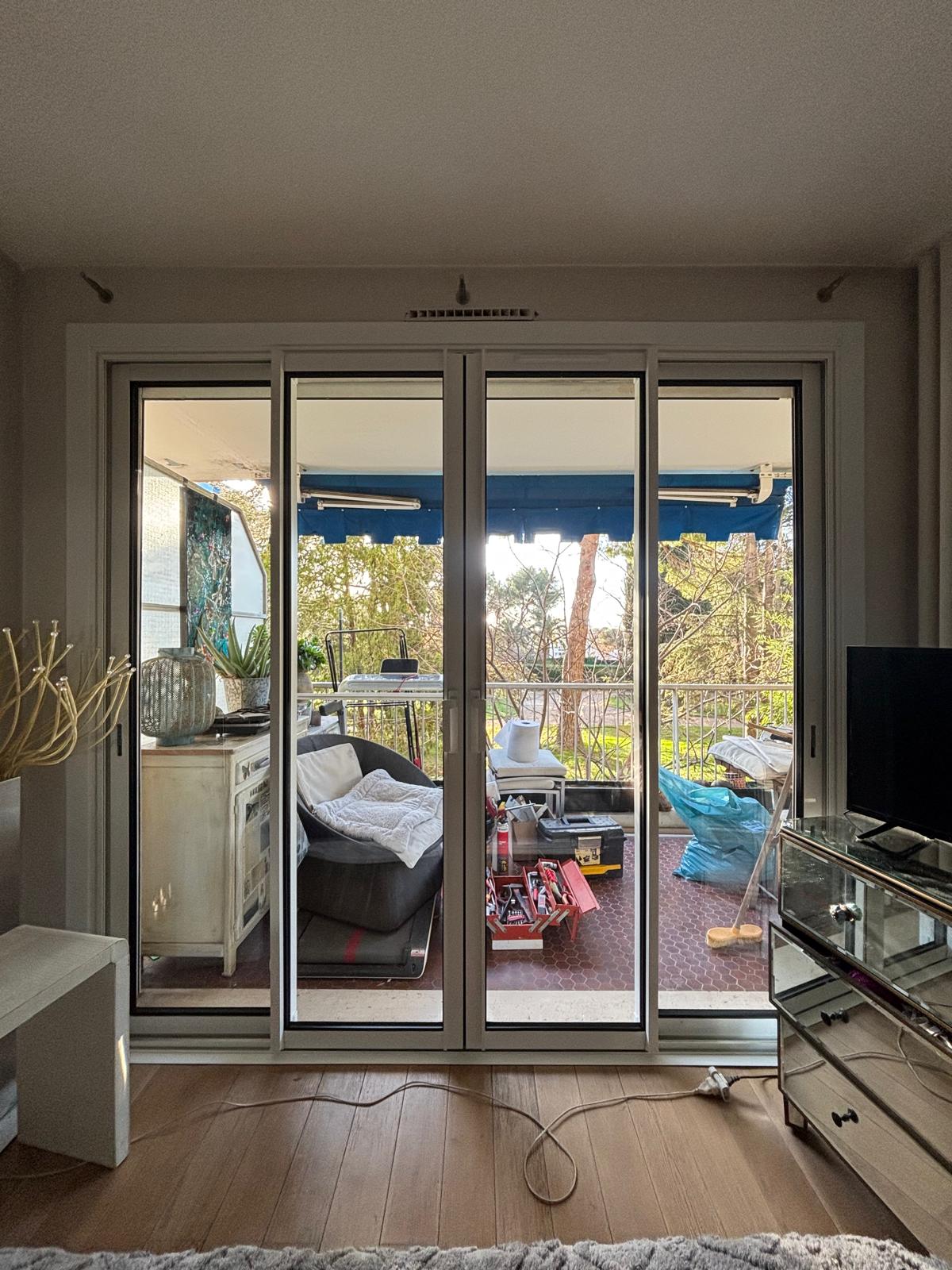 Baie vitrée coulissante à 4 vantaux installée dans un appartement à Antibes - At Home France