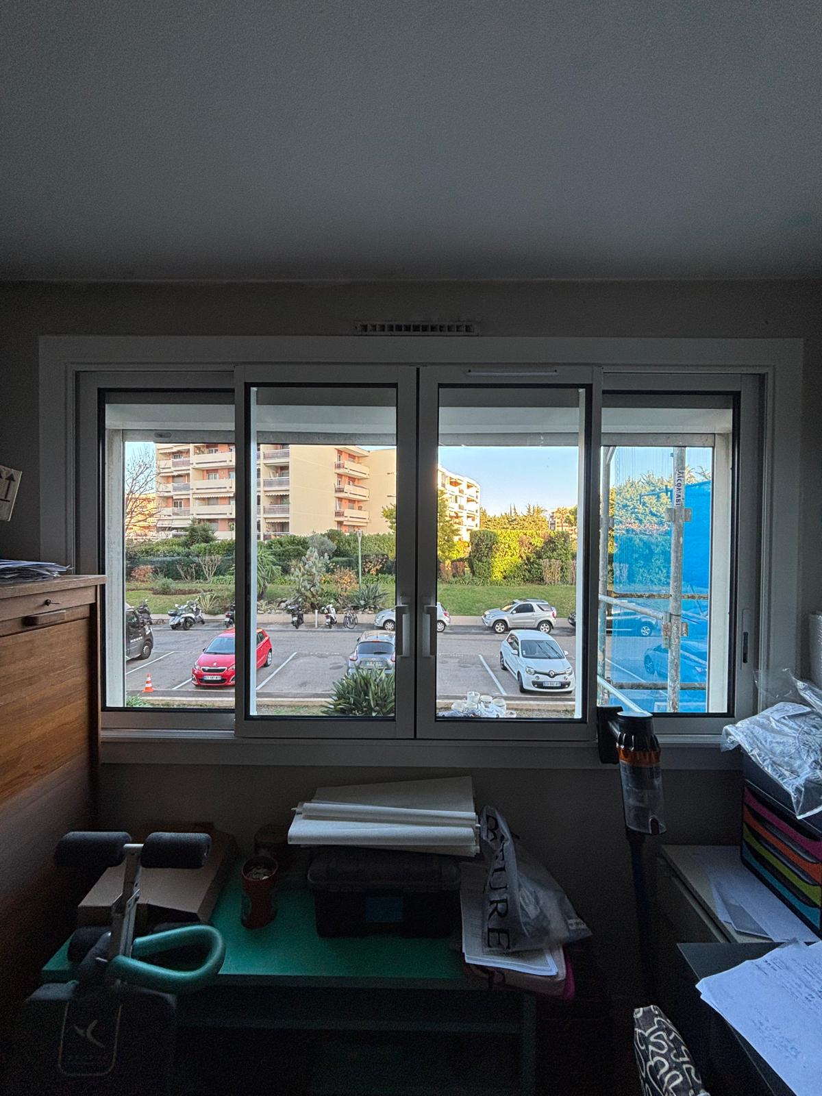 Baie vitrée coulissante à 4 vantaux dans un appartement à Antibes - At Home France