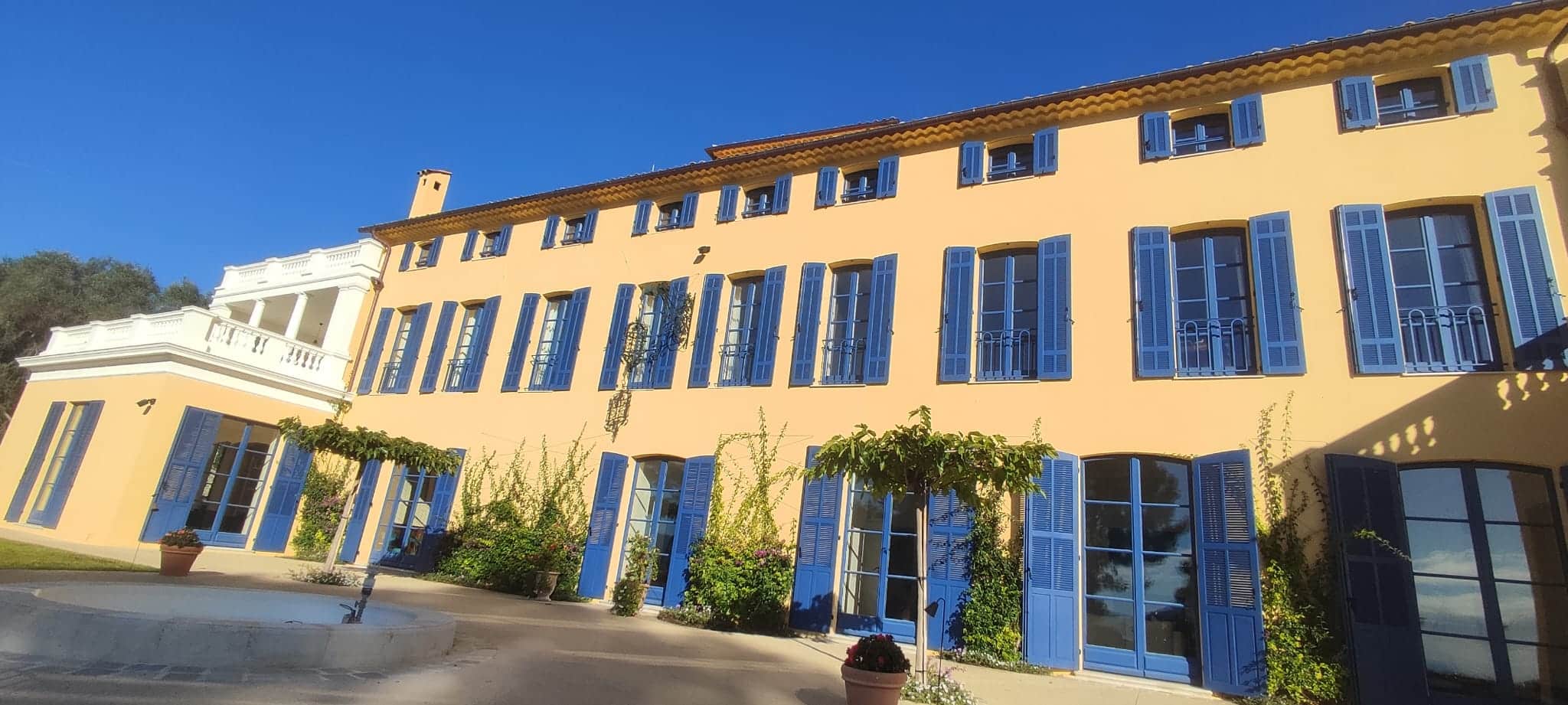Changement de 40 paires de volets battants en bois sur une bastide exceptionnelle à Mougins - At Home France