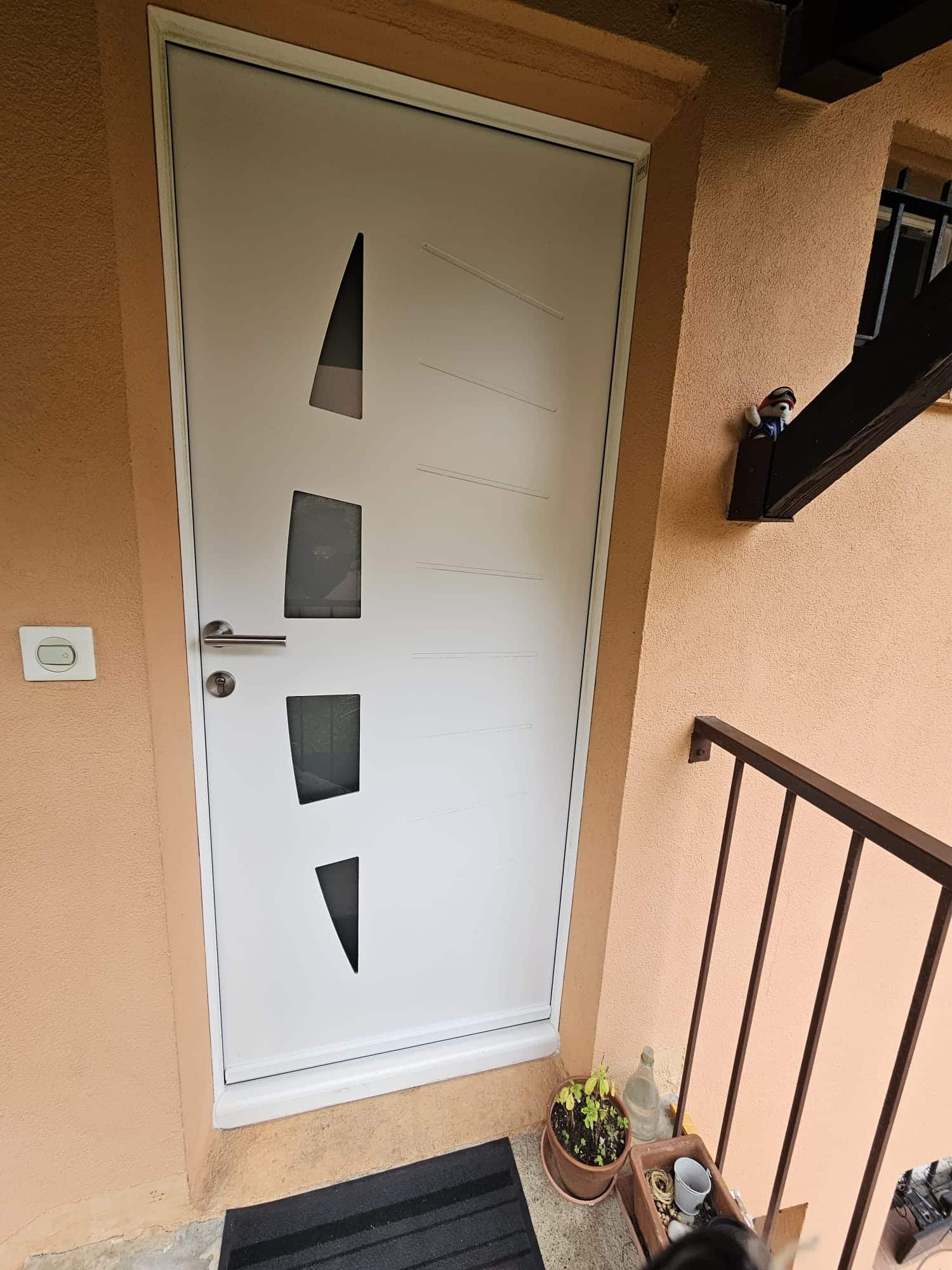 Porte d'entrée acier avec petits vitrages sur un appartement à Antibes - At Home France
