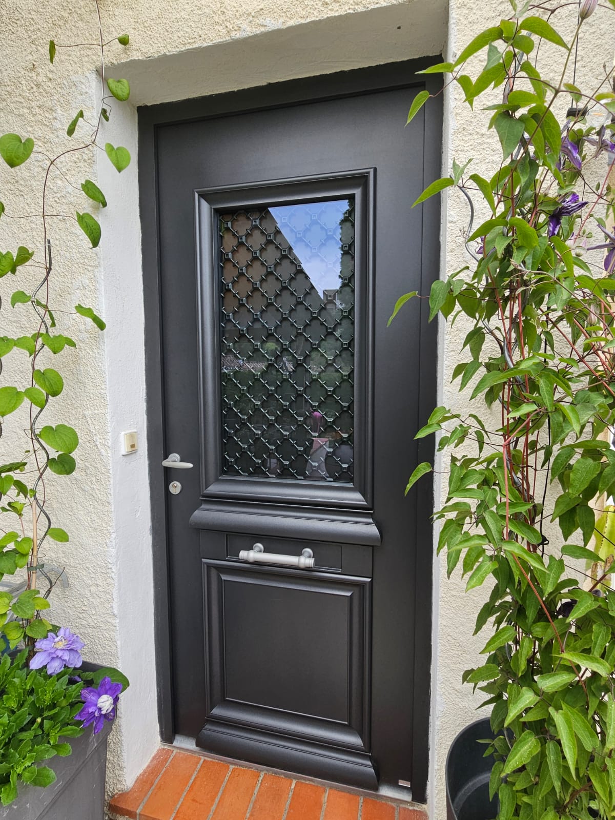 Porte d'entrée aluminium vitrée sur une maison provençale à Antibes - At Home France