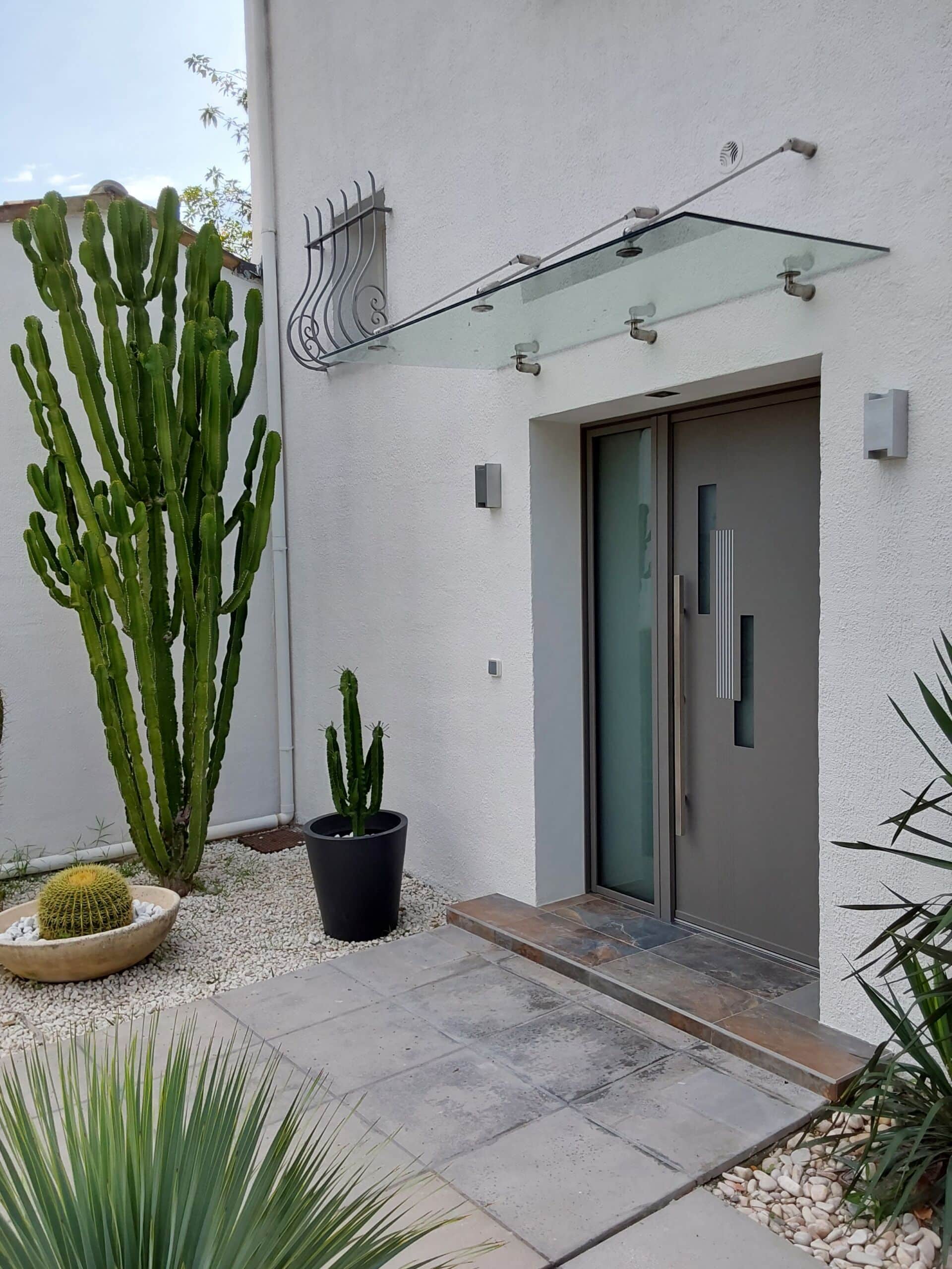 Porte d'entrée aluminium gris installée sur une maison moderne à Antibes - At Home France